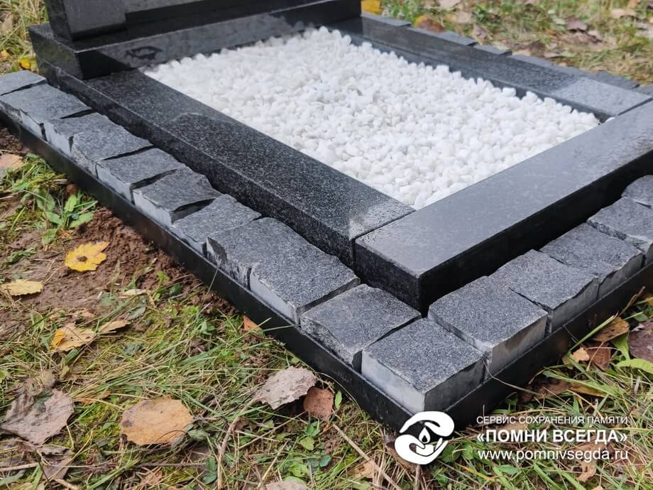 Обрамление цветника гранитной брусчаткой